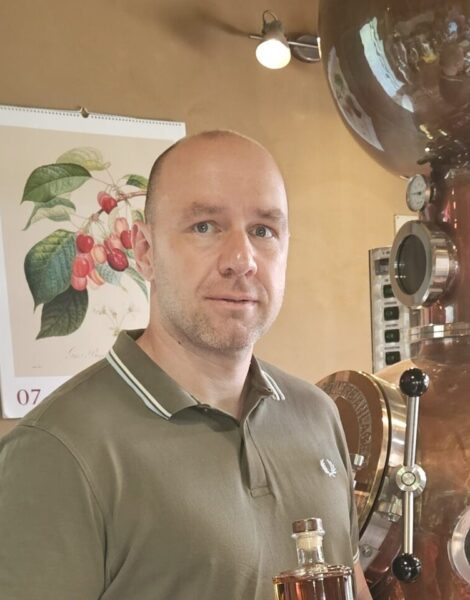 Portrait von Brennmeister Raimar Ködel vor seiner Brennanlage