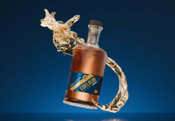 Flasche mit Etikettbezeichnung Edelrum auf blauem Hintergrund